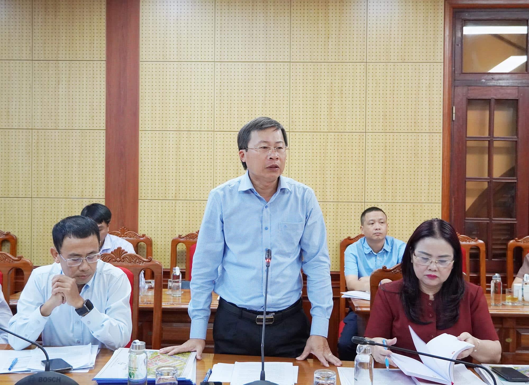 Ông Nguyễn Thanh Bình, Giám đốc Ban Quản lý Dự án đầu tư xây dựng công trình dân dụng, công nghiệp và hạ tầng kỹ thuật báo cáo các nội dung liên quan đến triển khai Dự án