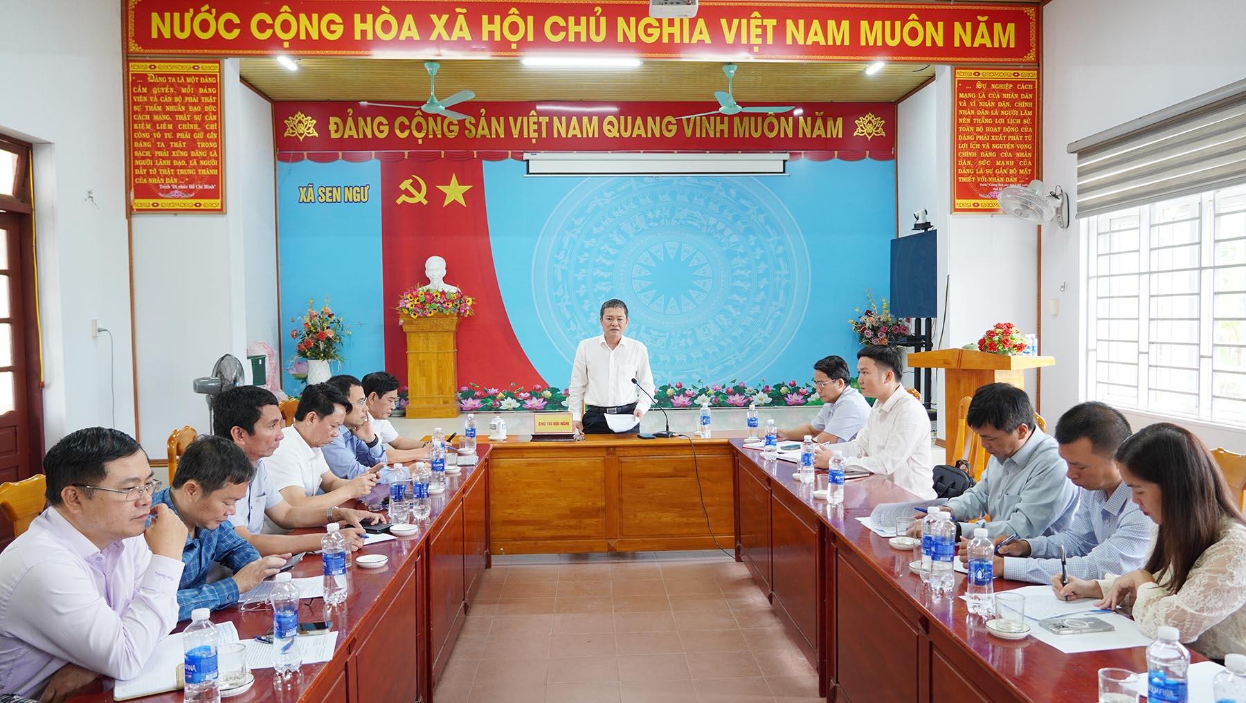 Ph&oacute; Chủ tịch UBND tỉnh Quảng Trị Phan Phong Ph&uacute; l&agrave;m việc với c&aacute;c ng&agrave;nh, đơn vị li&ecirc;n quan để b&agrave;n giải ph&aacute;p th&aacute;o gỡ
