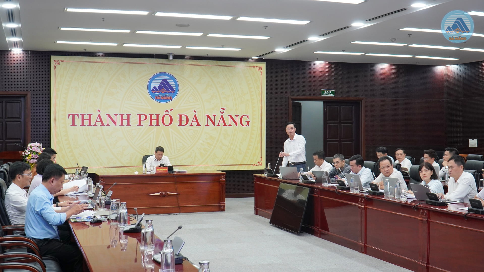 To&agrave;n cảnh cuộc họp.