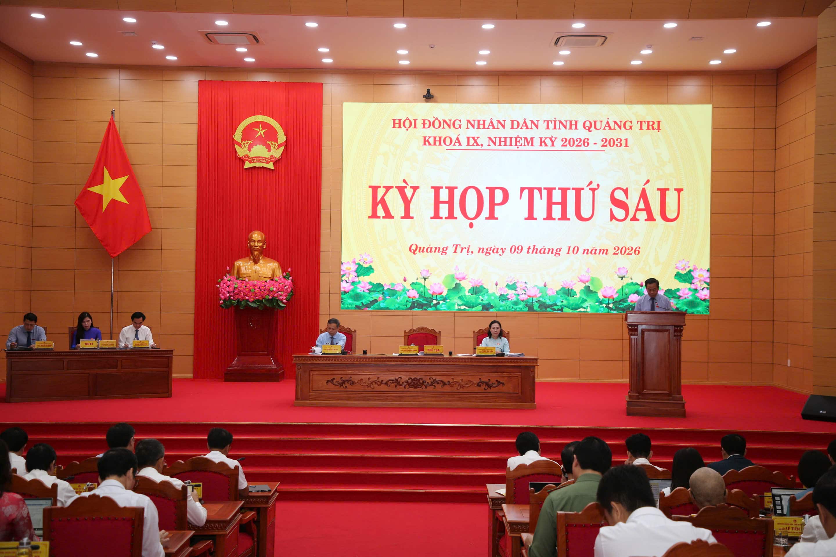 To&agrave;n cảnh buổi khai mạc kỳ họp thứ 6, HĐND tỉnh Quảng Trị kho&aacute; IX nhiệm kỳ 2026-2031. Ảnh: C&ocirc;ng S&aacute;ng