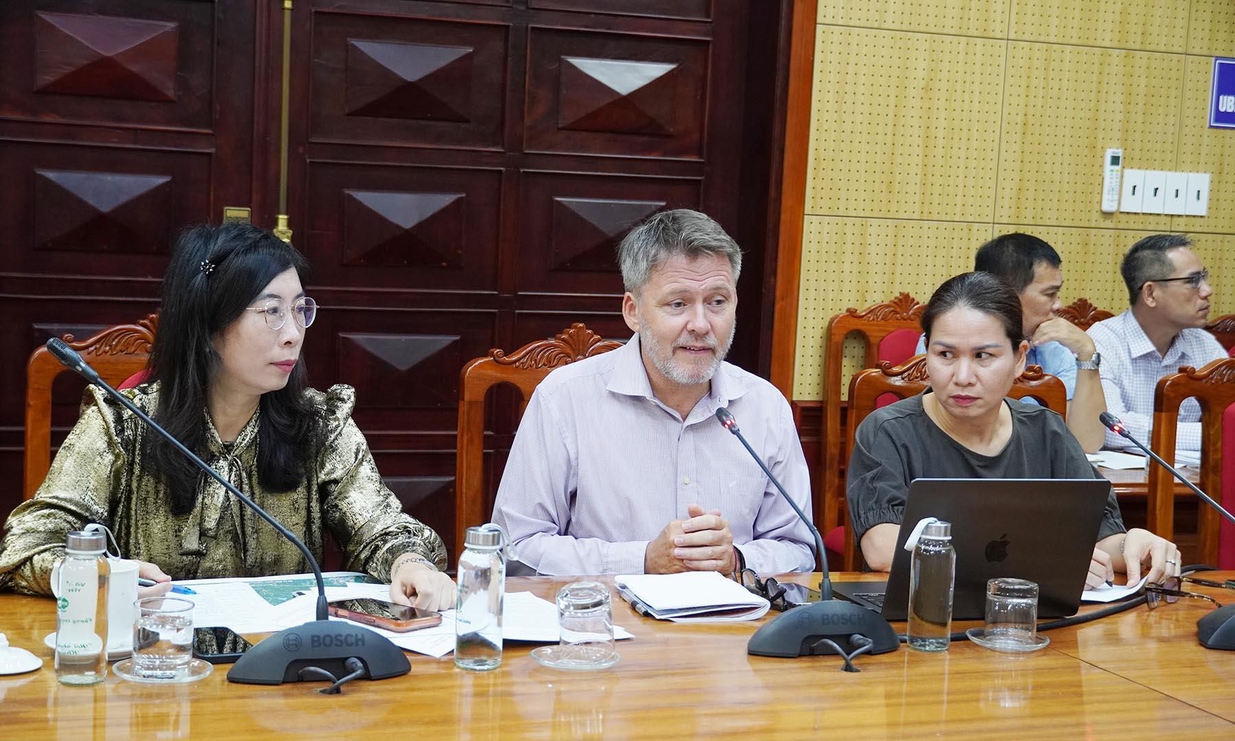 đại diện ng&acirc;n h&agrave;ng Ph&aacute;t triển ch&acirc;u &Aacute; (ADB) tr&igrave;nh b&agrave;y &yacute; kiến tại buổi l&agrave;m việc. Ảnh: Hồng Mến