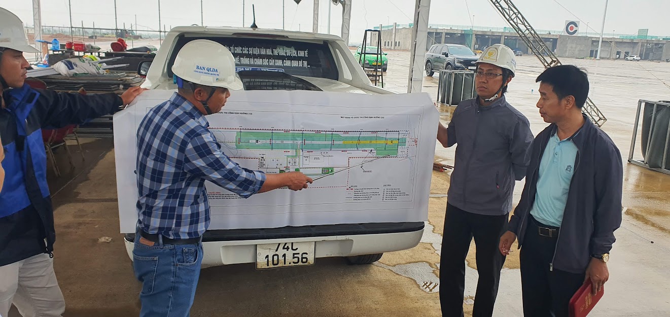 Đại diện Ban QLDA Cảng h&agrave;ng kh&ocirc;ng Quảng Trị b&aacute;o c&aacute;o tiến độ Dự &aacute;n.