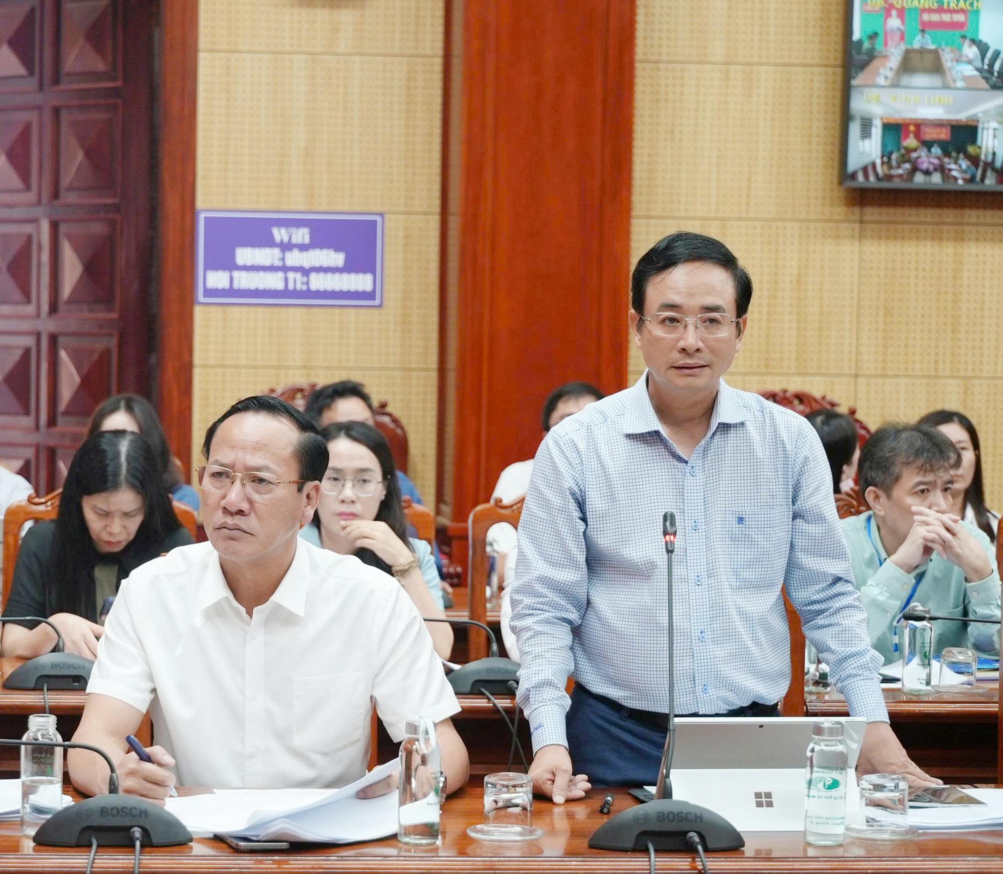 L&atilde;nh đạo Sở Khoa học v&agrave; C&ocirc;ng nghệ tỉnh Quảng Trị b&aacute;o c&aacute;o tại buổi l&agrave;m việc. Ảnh: H&ocirc;ng Lựu
