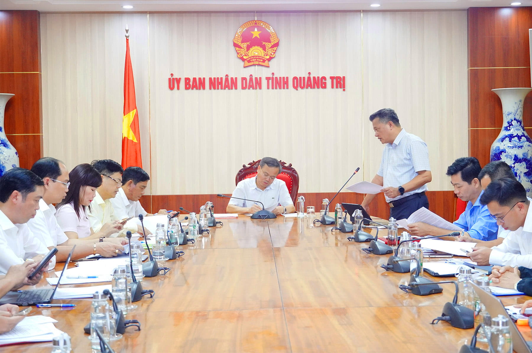 Ph&oacute; Chủ tịch UBND tỉnh Quảng Trị L&ecirc; Đức Tiến chủ tr&igrave; cuộc họp.