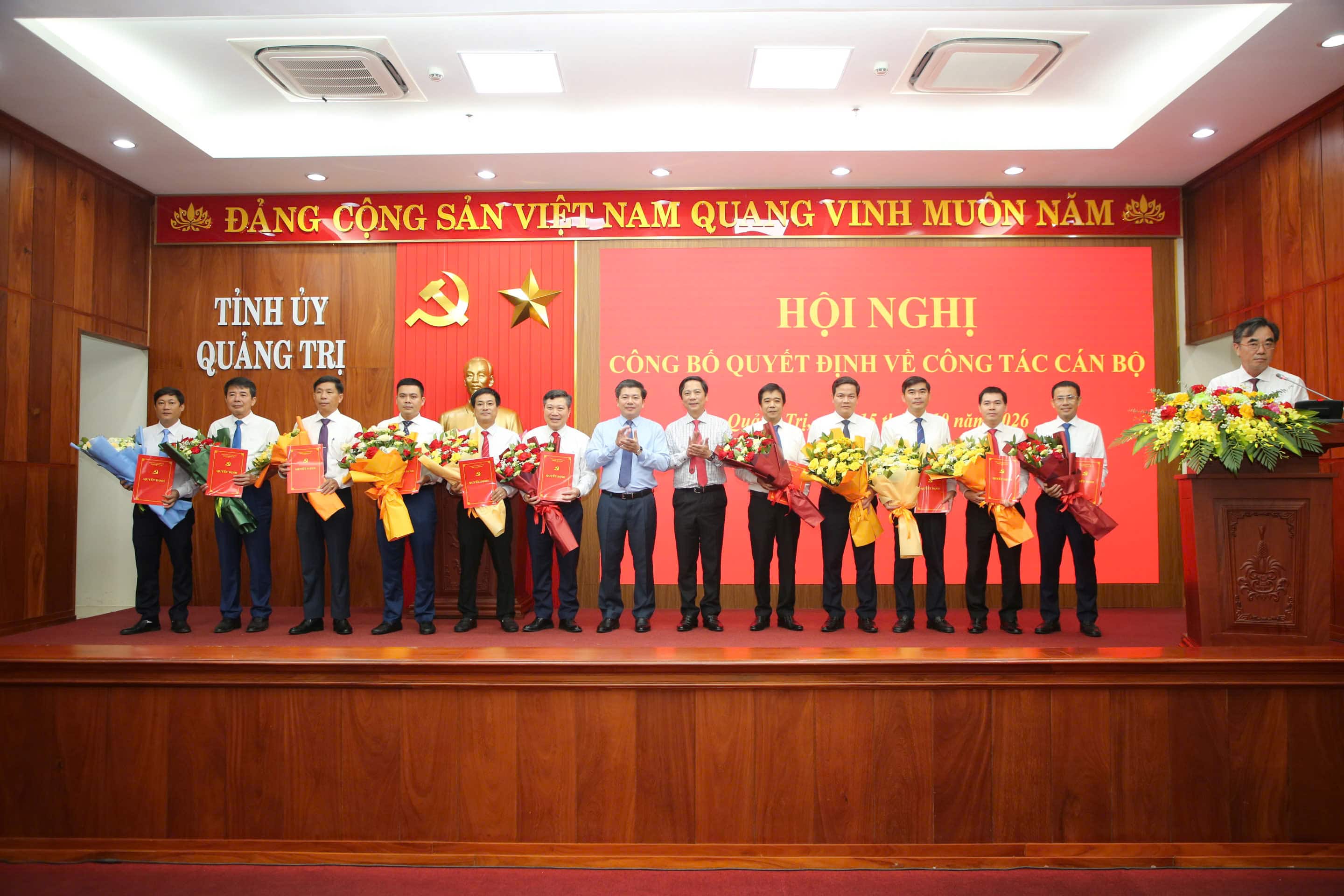 Ph&oacute; B&iacute; thư Thường trực Tỉnh ủy Quảng Trị Trần Vũ Khi&ecirc;m v&agrave; Ph&oacute; Chủ tịch Thường trực UBND tỉnh Ho&agrave;ng Nam trao quyết định, tặng hoa ch&uacute;c mừng c&aacute;c c&aacute;n bộ được điều động, chỉ định, bổ nhiệm