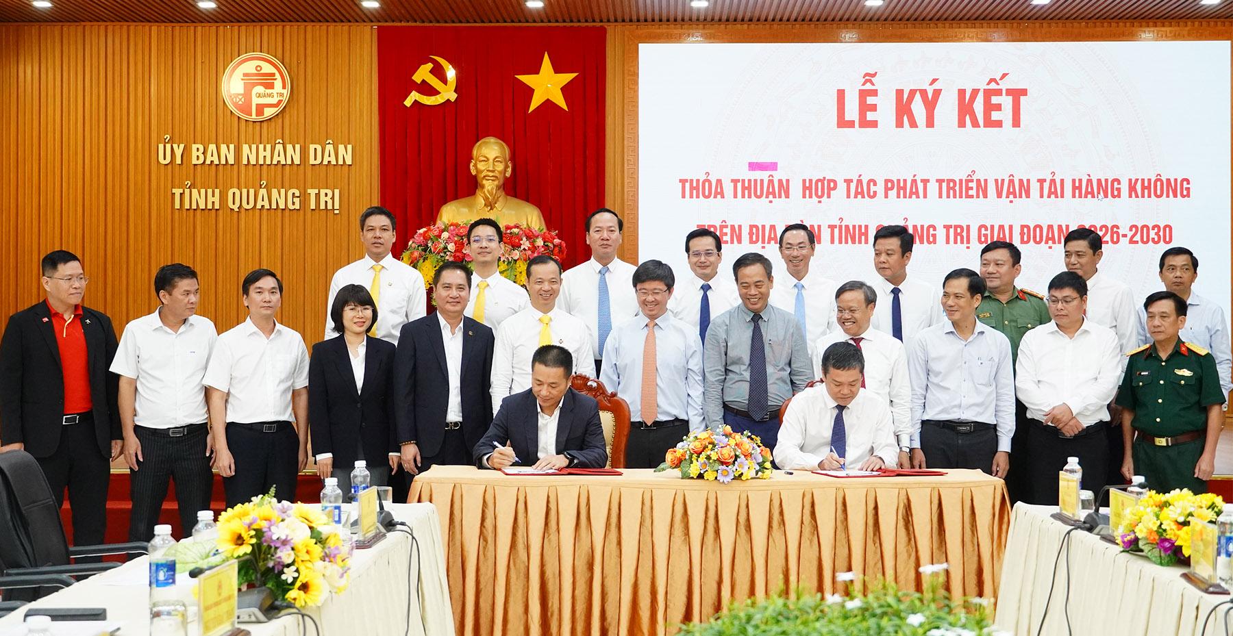 Thay mặt UBND tỉnh, UBND tỉnh k&yacute; kết thỏa thuận hợp t&aacute;c ph&aacute;t triển vận tải h&agrave;ng kh&ocirc;ng tr&ecirc;n địa b&agrave;n tỉnh Quảng Trị giai đoạn 2026 - 2030