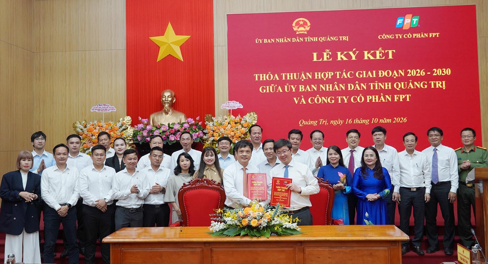 Chủ tịch UBND tỉnh Quảng Trị B&ugrave;i Ho&agrave;ng Phương v&agrave; &ocirc;ng Nguyễn Văn Khoa, Tổng Gi&aacute;m đốc C&ocirc;ng ty Cổ phần FPT hai b&ecirc;n k&yacute; kết thỏa thuận hợp t&aacute;c về ph&aacute;t triển khoa học, c&ocirc;ng nghệ, đổi mới s&aacute;ng tạo v&agrave; chuyển đổi số