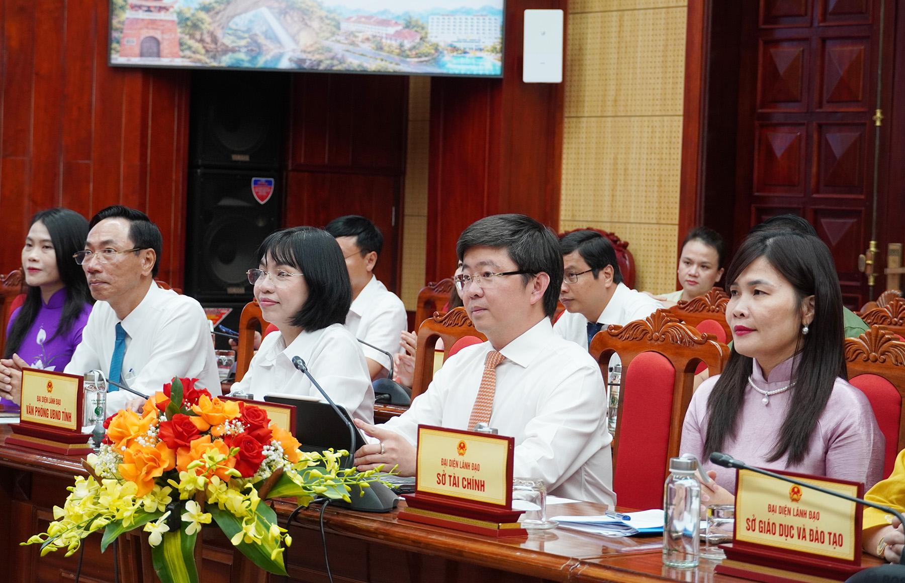 Đại diện lãnh đạo UBND tỉnh Quảng Trị và lãnh đạo các sở ngành tham dự buổi ký kết.