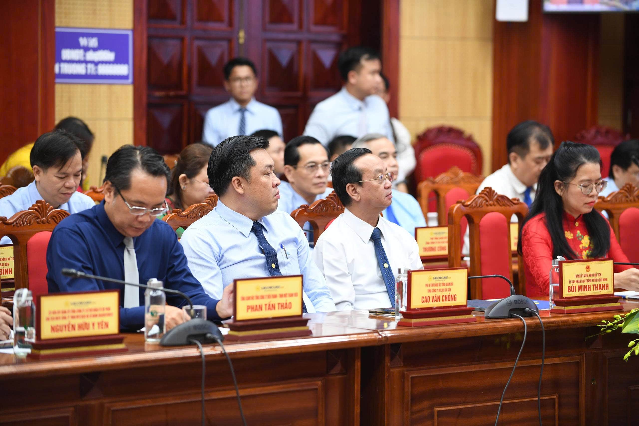 Đoàn công tác UBND TP. HCM do Phó Chủ tịch UBND thành phố Bùi Minh Thạnh làm trưởng đoạn và lãnh đạo Saigontouris tham dự buổi ký kết.