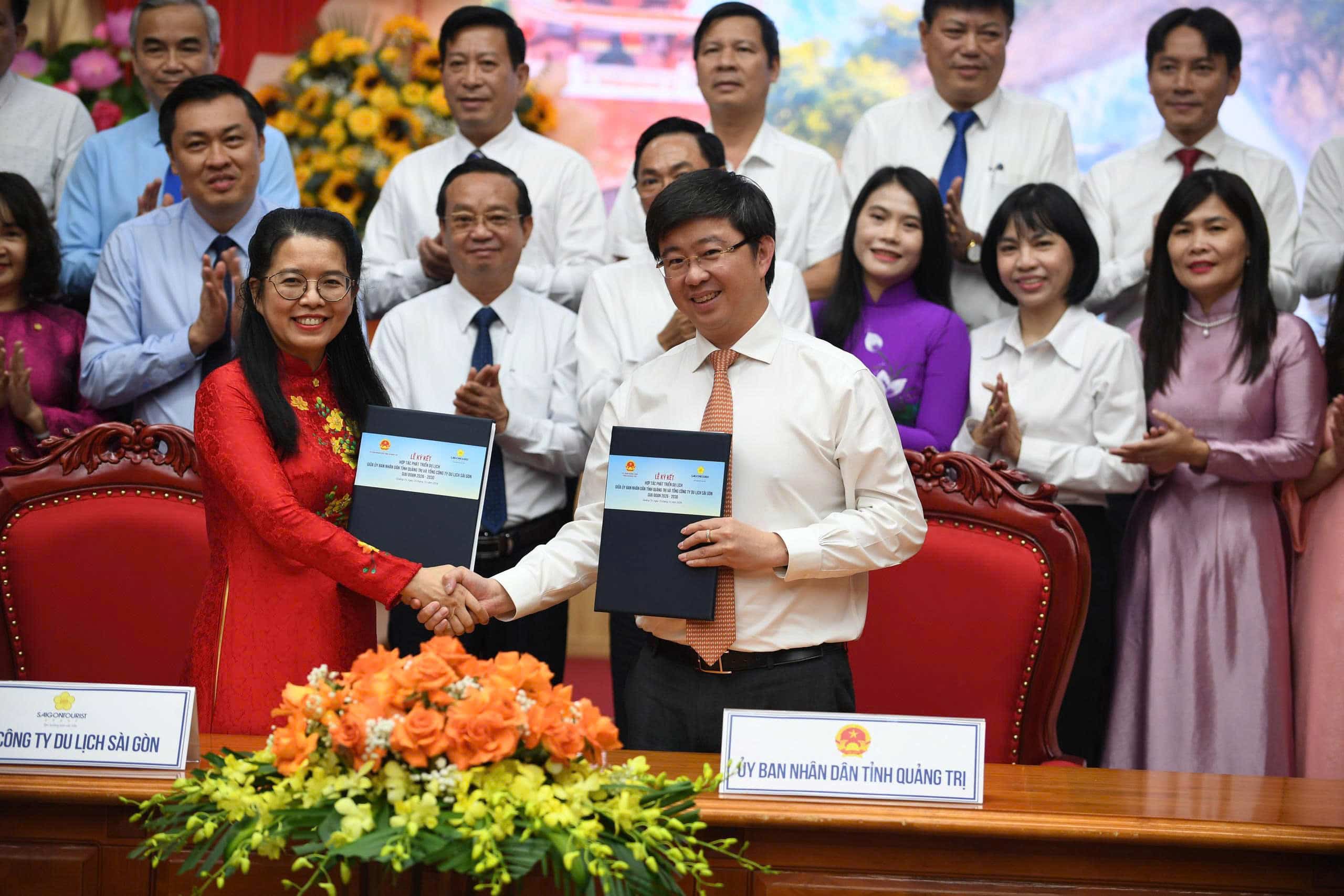 Chủ tịch UBND tỉnh Quảng Trị Bùi Hoàng Phương và bà Bùi Thị Ánh Hoa, Chủ tịch Hội đồng thành viên Saigontourist ký kết bản ghi nhớ hợp tác giữa hai bên.