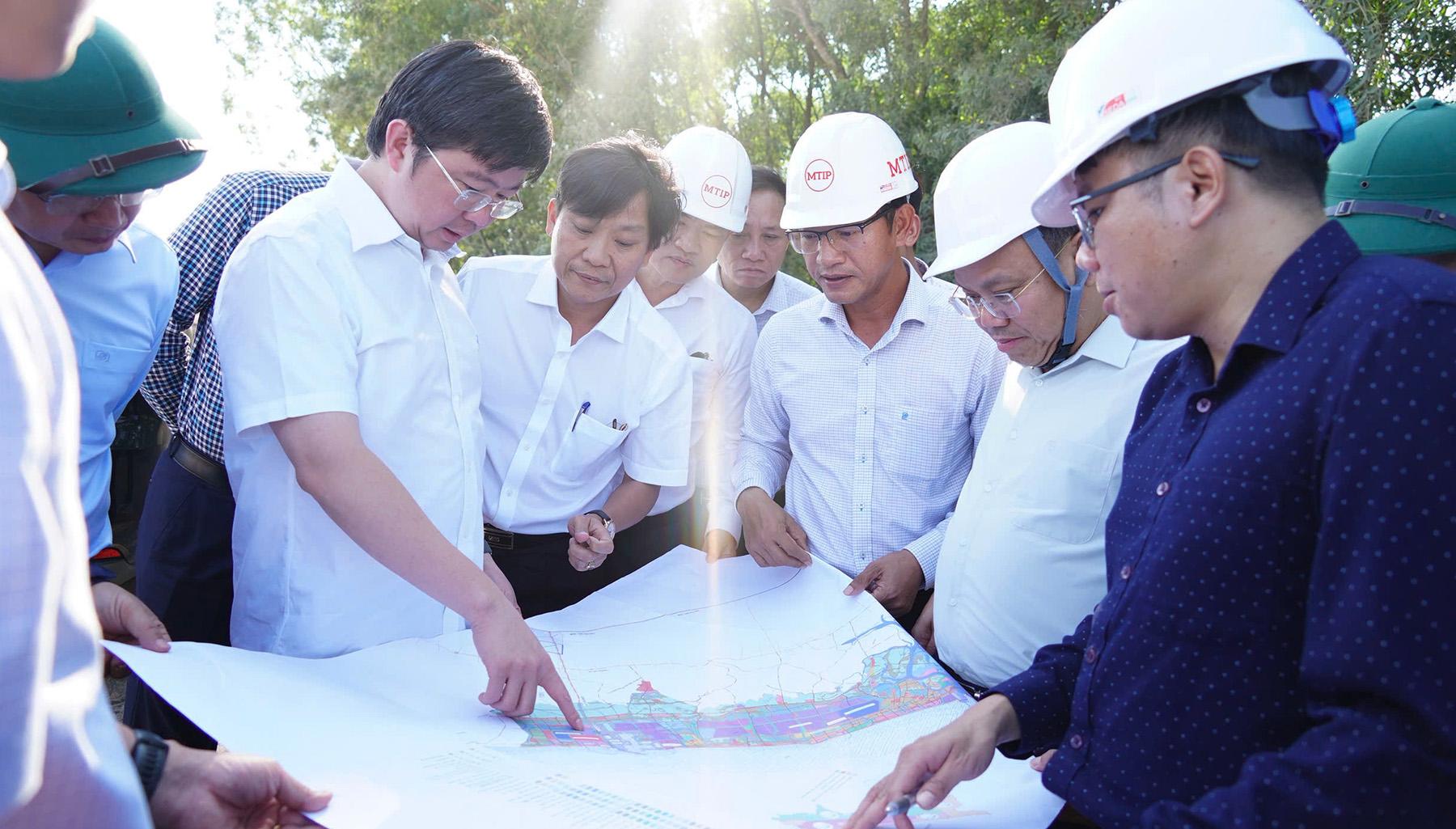 Chủ tịch UBND tỉnh B&ugrave;i Ho&agrave;ng Phương kiểm tra c&aacute;c Dự &aacute;n do Tập đo&agrave;n Việt Phương v&agrave; SamHoldings đề xuất tại khu vực cảng Mỹ Thủy. Ảnh: Phạm Mỹ Hạnh.