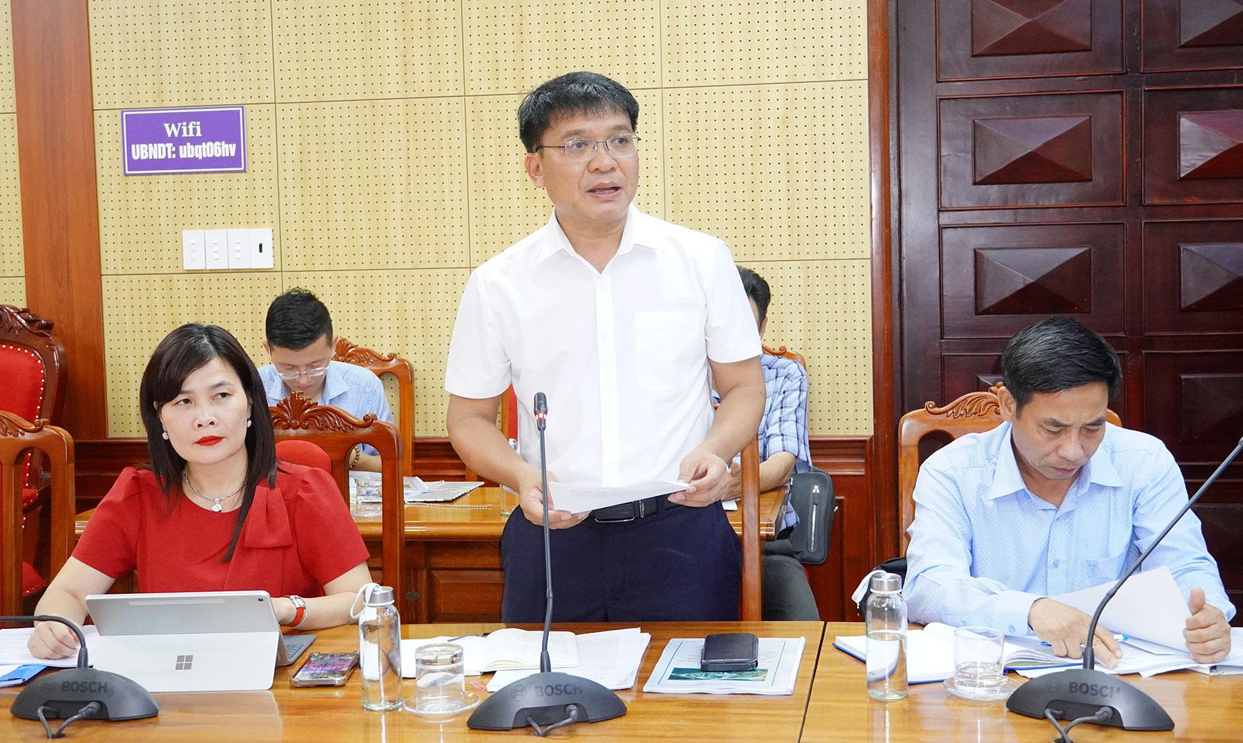 &Ocirc;ng Nguyễn Đức T&acirc;n, Ph&oacute; gi&aacute;m đốc Trung t&acirc;m X&uacute;c tiến đầu tư, Thương mại v&agrave; du lịch tỉnh Quảng Trị b&aacute;o c&aacute;o tại buổi l&agrave;m việc