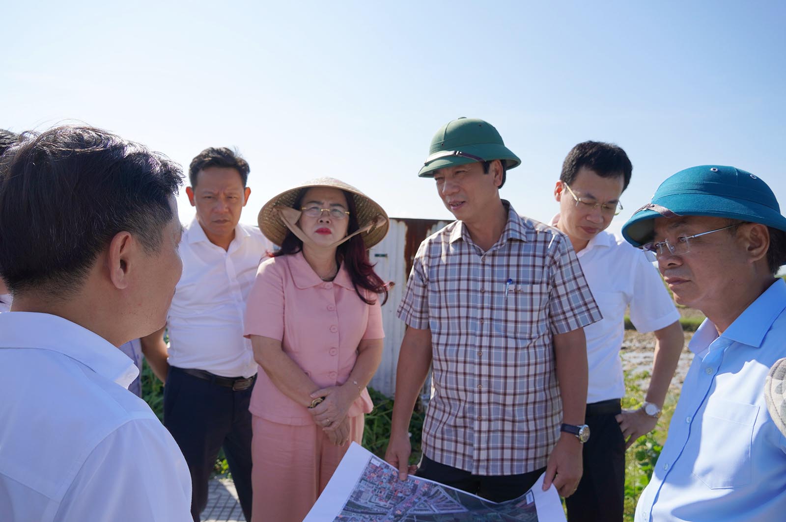 Ph&oacute; Chủ tịch Thường trực UBND tỉnh Quảng Trị Ho&agrave;ng Nam kiểm tra thực địa khu vực triển khai Dự &aacute;n