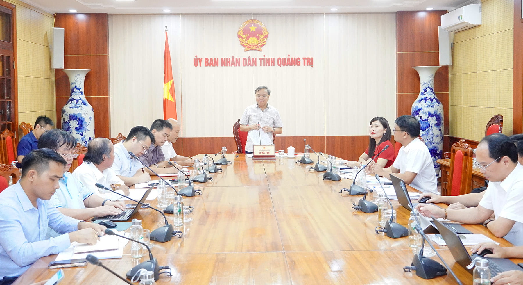 Ph&oacute; Chủ tịch UBND tỉnh Quảng Trị L&ecirc; Đức Tiến chủ tr&igrave; buổi l&agrave;m việc
