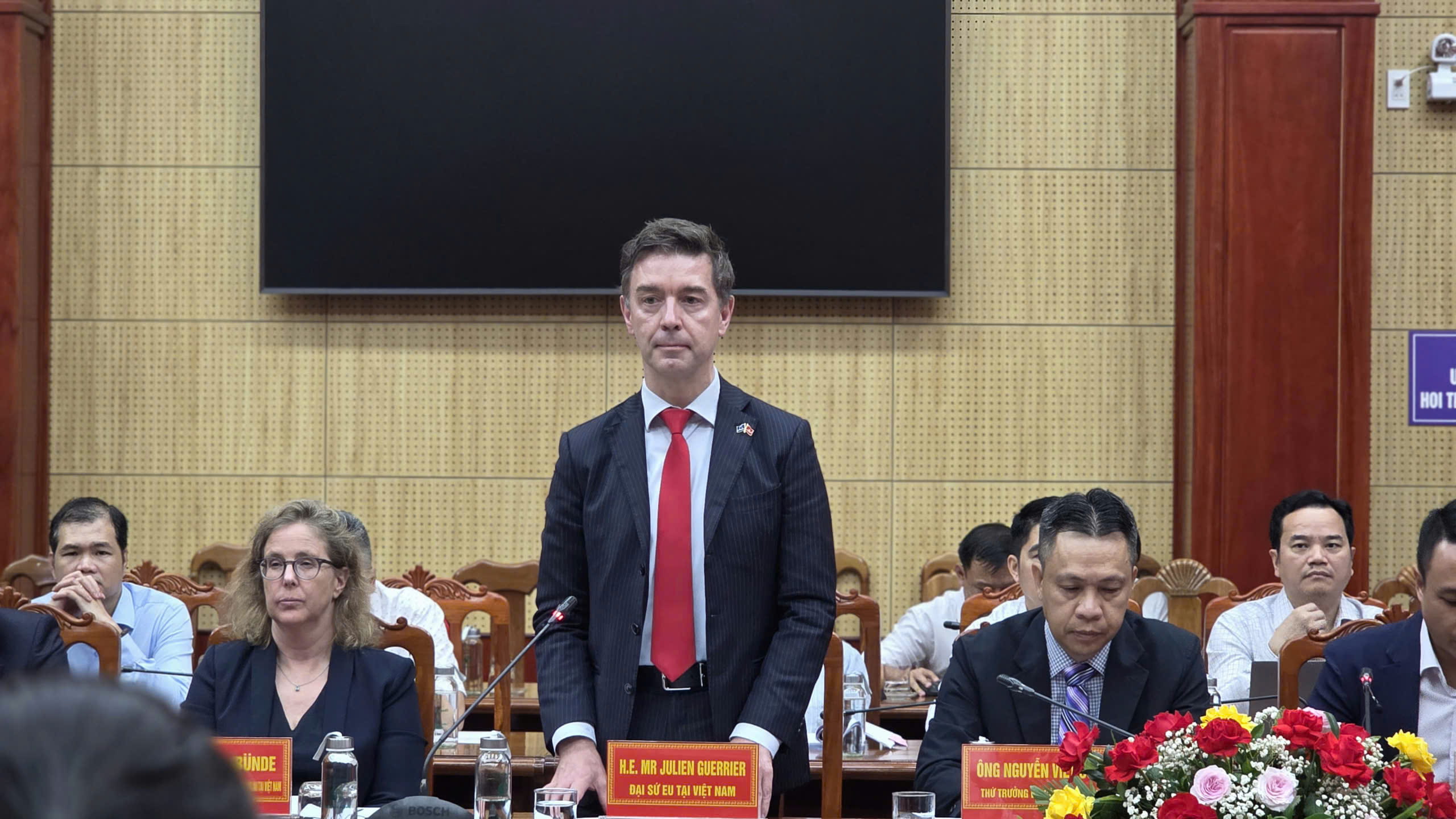 Ngài Julien Guerrier, Đại sứ Liên minh châu Âu tại Việt Nam phát biểu tại buổi làm việc.