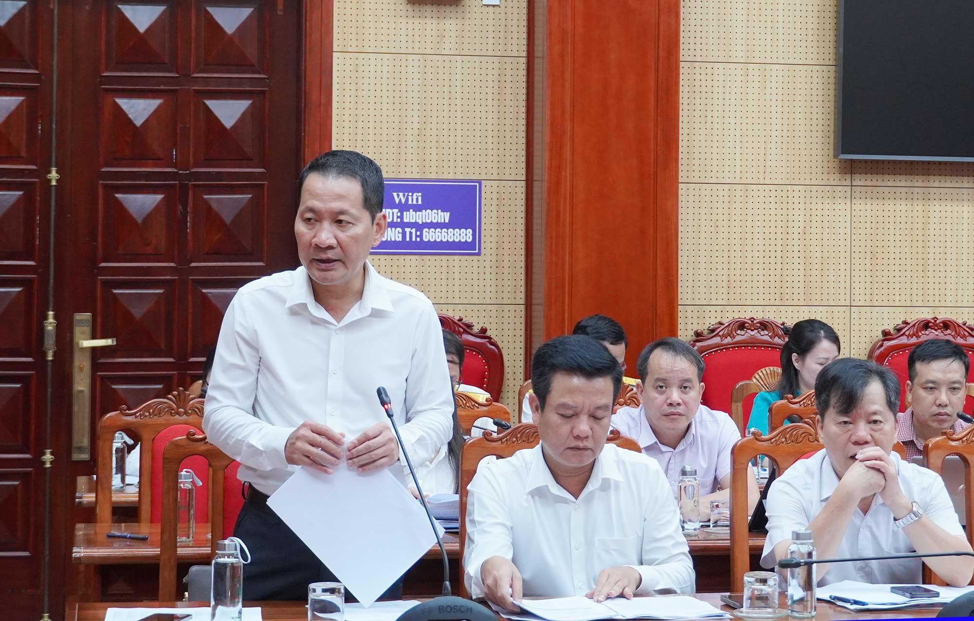 &Ocirc;ng L&ecirc; Ho&agrave; Sơn, Ph&oacute; gi&aacute;m đốc Sở T&agrave;i ch&iacute;nh Quảng Trị b&aacute;o c&aacute;o tại cuộc họp. Ảnh: Hồng Mến