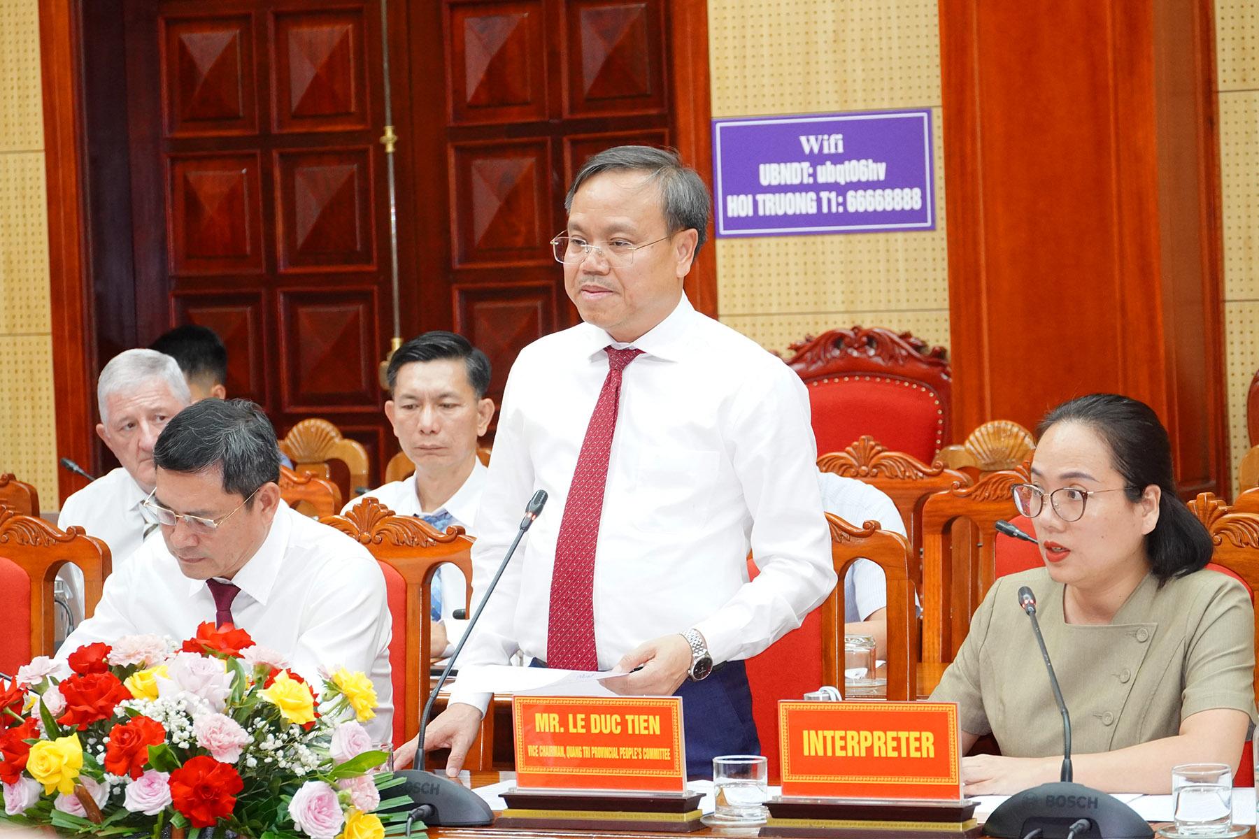 Phó Chủ tịch UBND tỉnh Quảng Trị Lê Đức Tiến trao đổi với đoàn công tác Liên minh châu Âu.