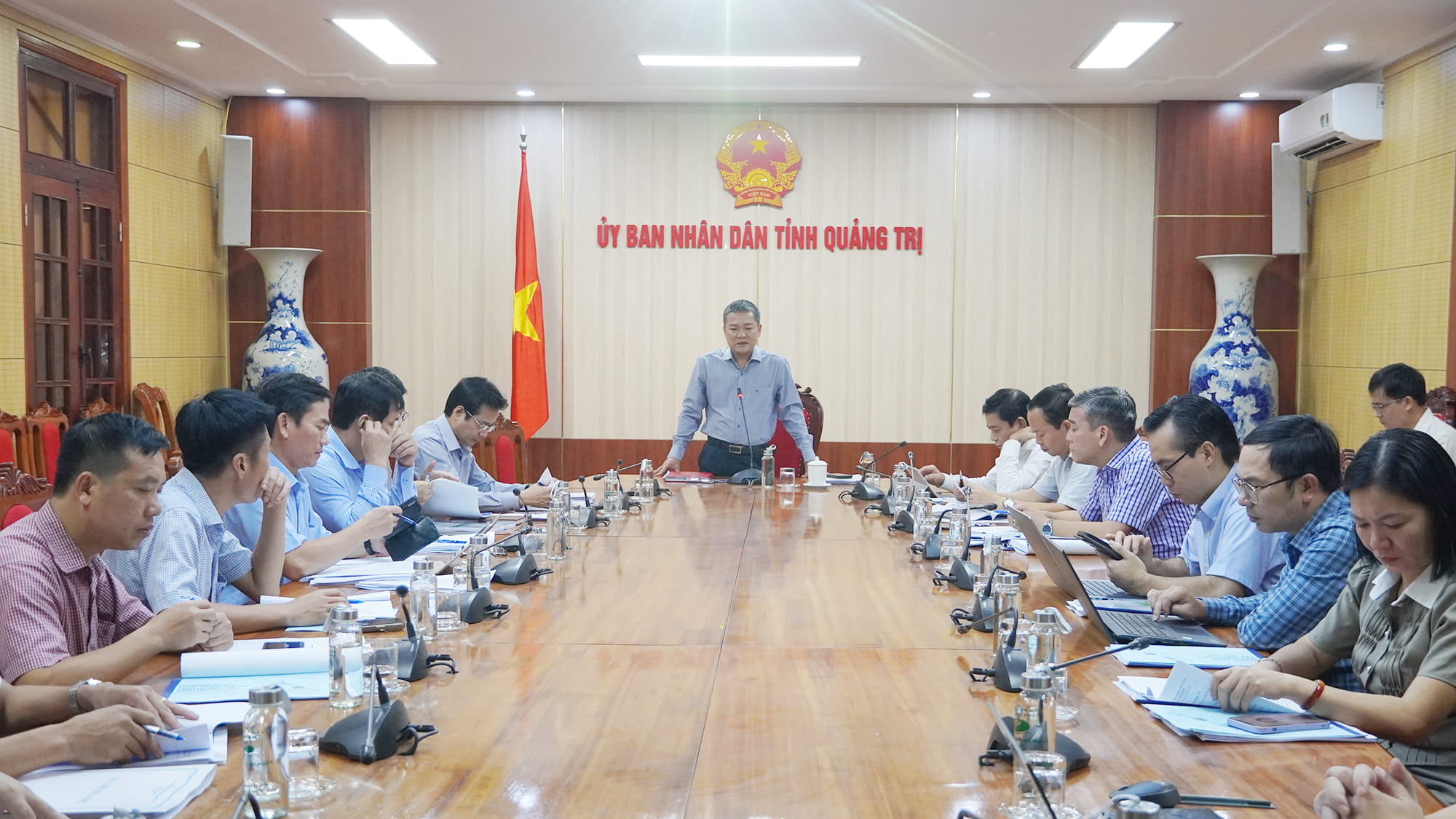 Ph&oacute; Chủ tịch UBND tỉnh Quảng Trị Phan Phong Ph&uacute; chủ tr&igrave; buổi l&agrave;m việc. Ảnh: Hồng Lựu