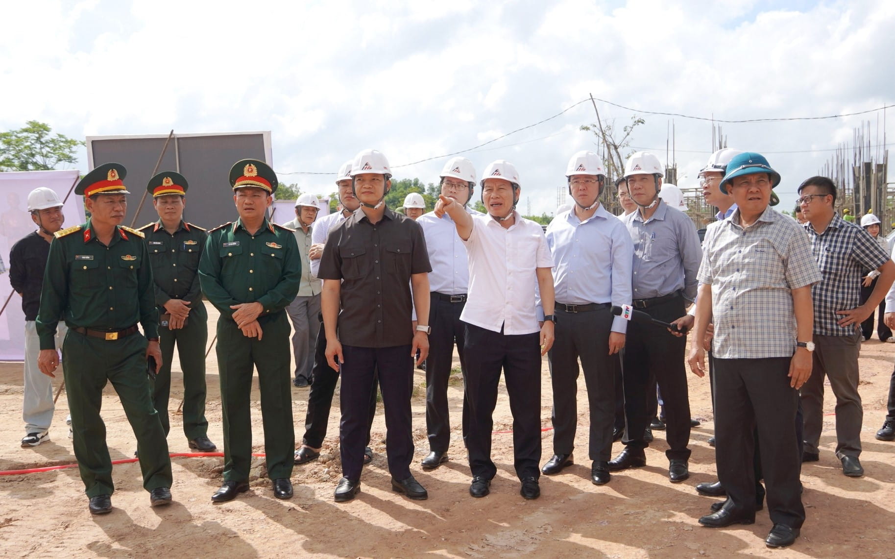 Phó Thủ tướng Chính phủ Lê Tiến Châu và lãnh đạo tỉnh Quảng Trị kiểm tra tiến độ Dự án Trường Chính trị Lê Duẩn. Ảnh: Tiến Nhất