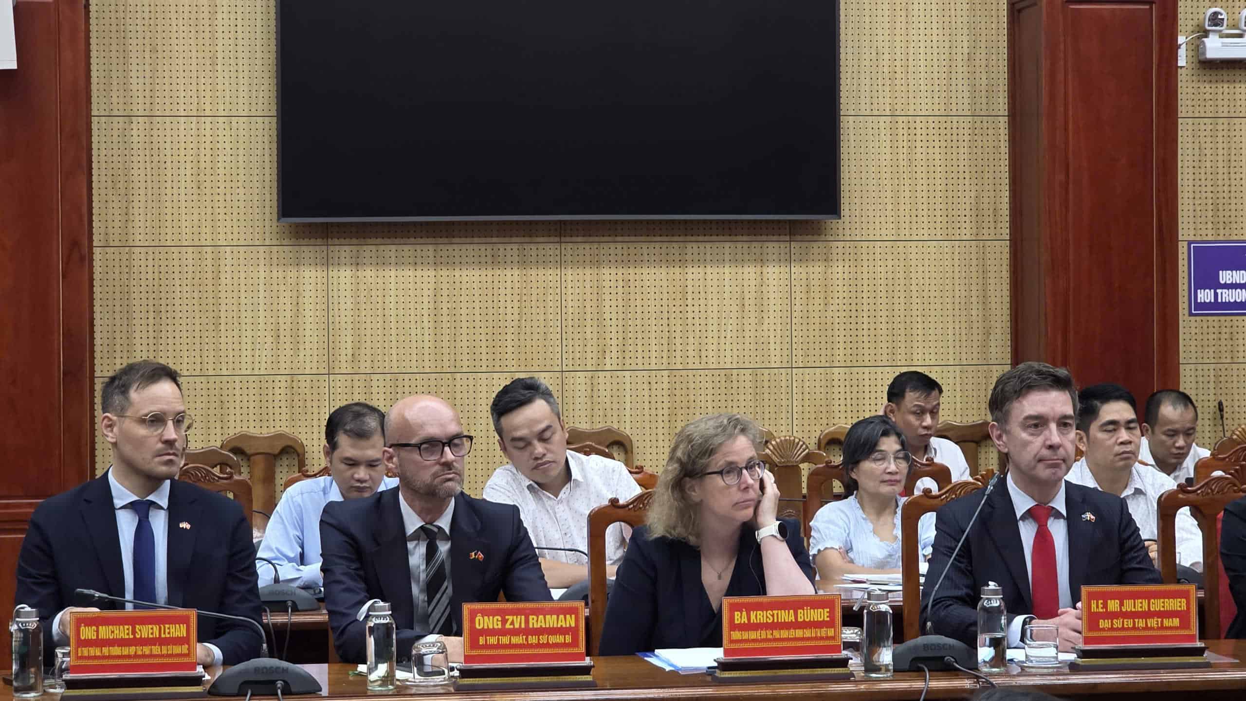 Đoàn công tác Bộ Công Thương và Phái đoàn Liên minh châu Âu (EU) tham dự buổi làm việc.
