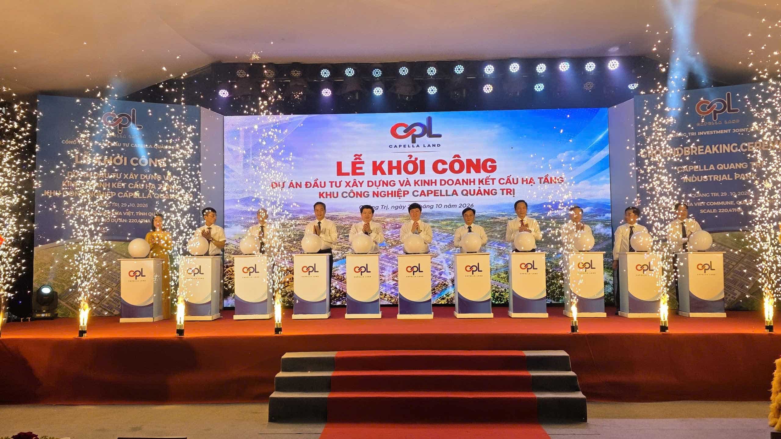 C&aacute;c đại biểu thực hiện nghi thức nhấn n&uacute;t khởi c&ocirc;ng Dự &aacute;n.