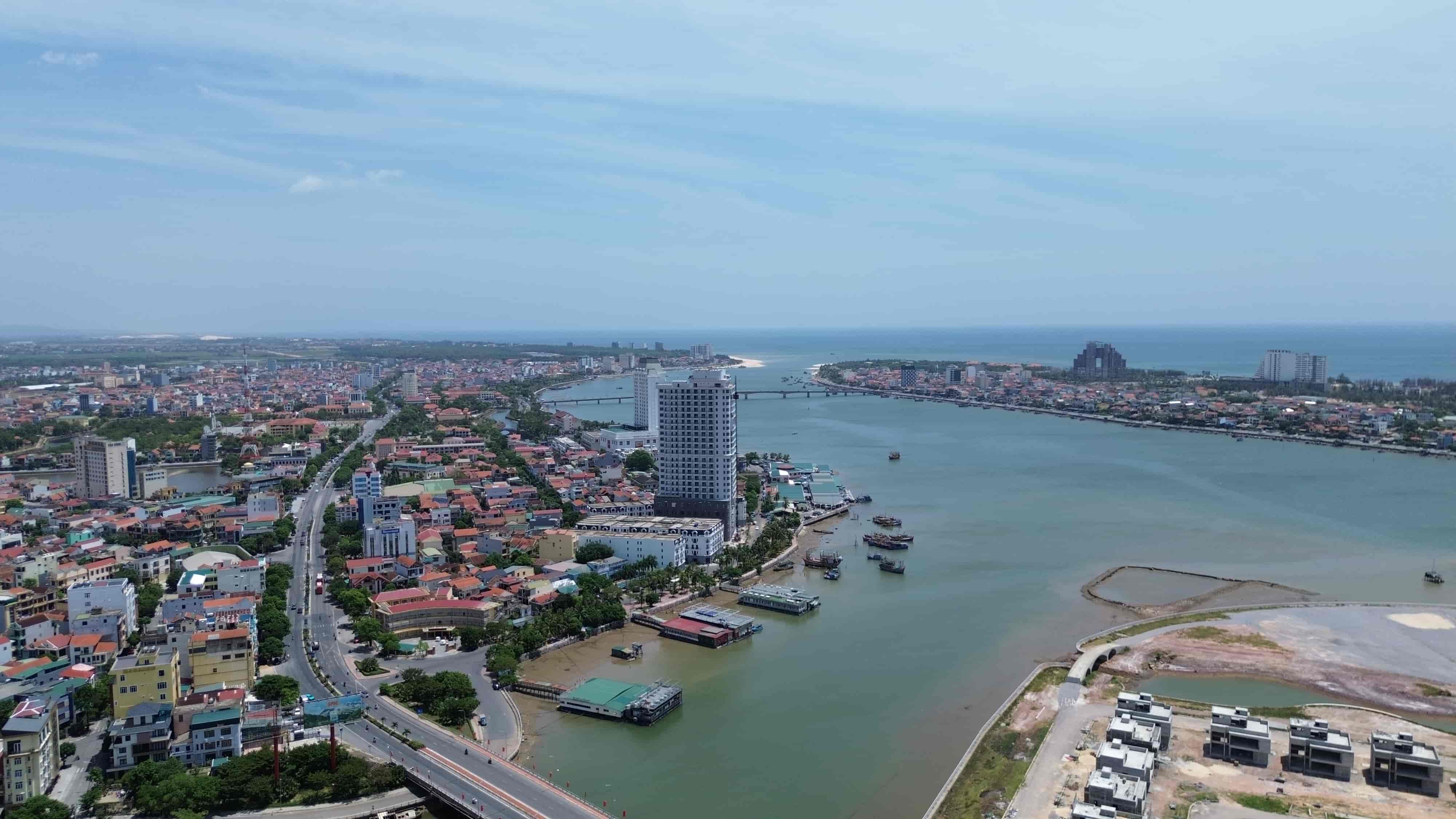S&ocirc;ng Nhật Lệ c&oacute; nhiều tiềm năng về ph&aacute;t triển loại h&igrave;nh du lịch đường thuỷ. Ảnh: Ngọc T&acirc;n