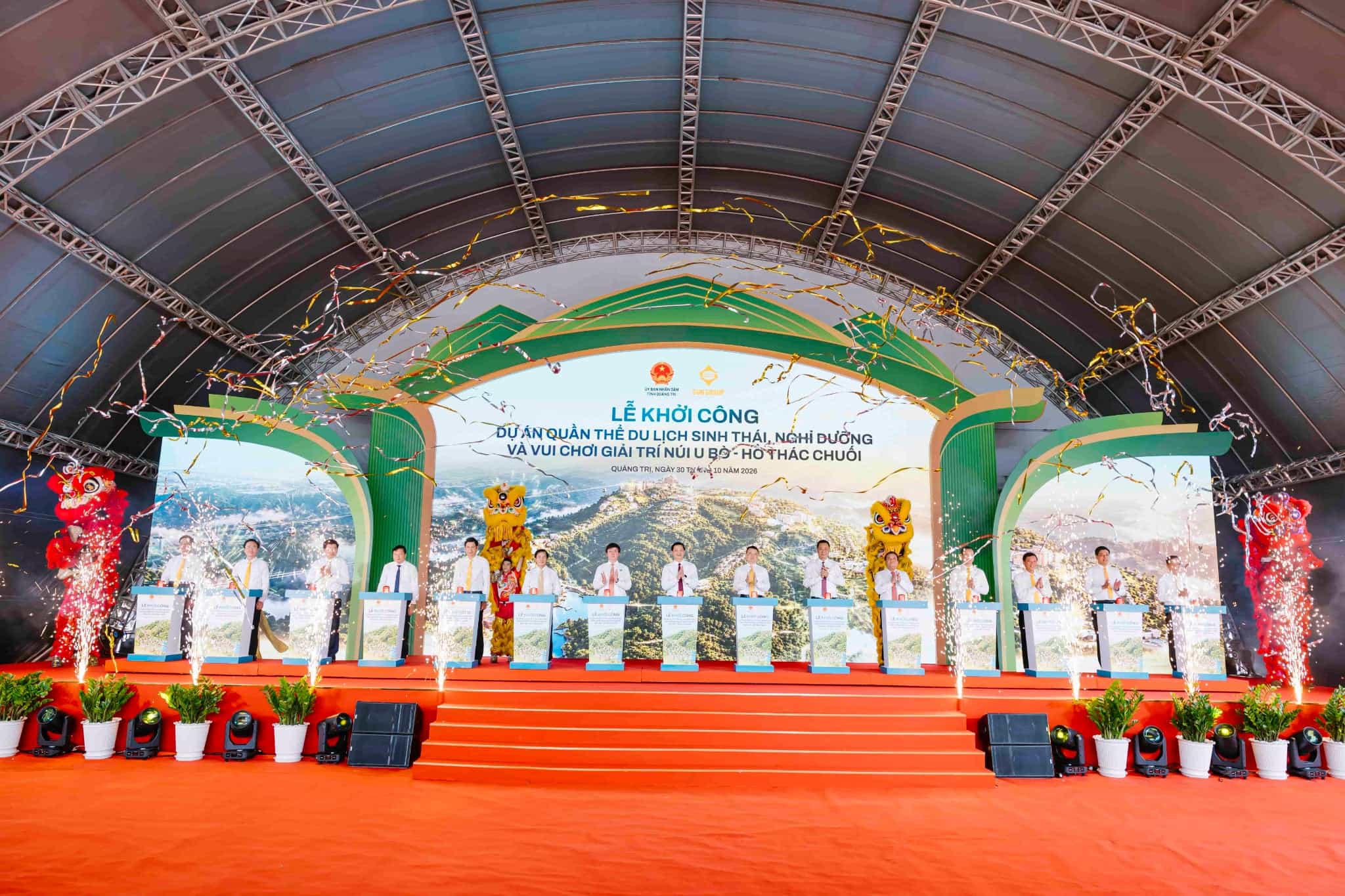C&aacute;c đại biểu thực hiện nghi thức nhấn n&uacute;t khởi c&ocirc;ng Dự &aacute;n.
