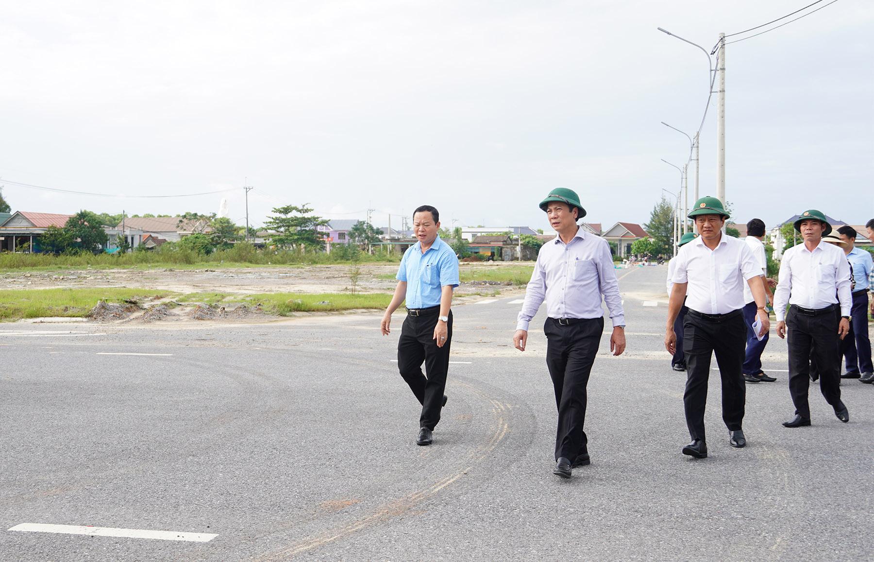 Ph&oacute; Chủ tịch Thường trực UBND tỉnh Ho&agrave;ng Nam kiểm tra thực địa hợp phần x&acirc;y dựng hạ tầng kỹ thuật khu t&aacute;i định cư phục vụ di dời c&aacute;c hộ d&acirc;n ra khỏi khu vực mở rộng cảng Cửa Việt