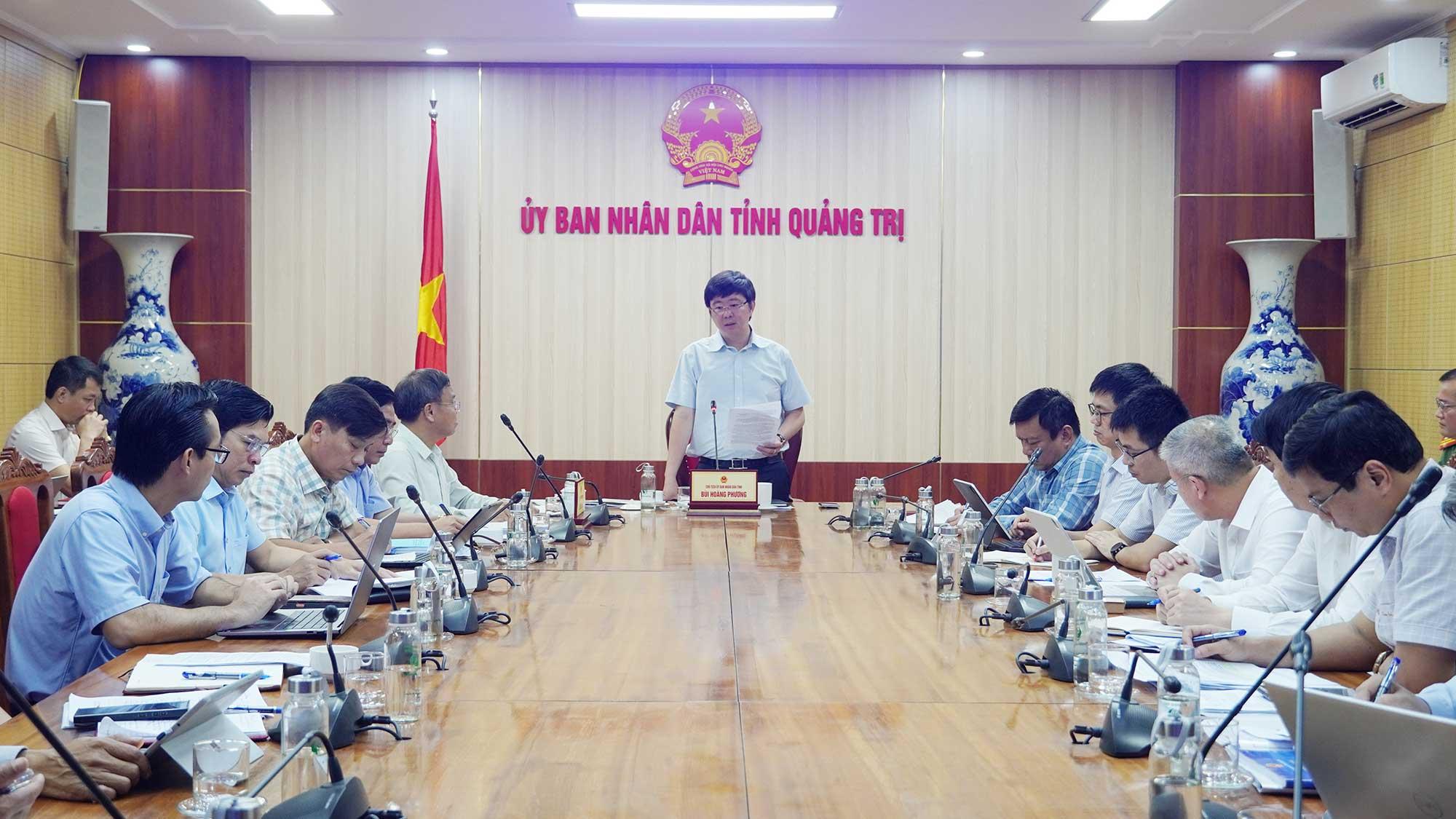 Chủ tịch UBND tỉnh Quảng Trị B&ugrave;i Ho&agrave;ng Phương chủ tr&igrave; v&agrave; ph&aacute;t biểu chỉ đạo tại buổi l&agrave;m việc. Ảnh: Hồng Mến