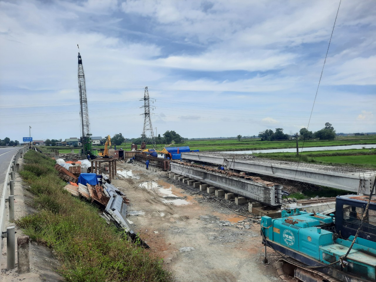 Dự án Nâng cấp, mở rộng Quốc lộ 9 đoạn từ cảng Cửa Việt đến Quốc lộ 1 đã triển khai trước đây nhưng sau đó gián đoạn do vướng mắc công tác GPMB.