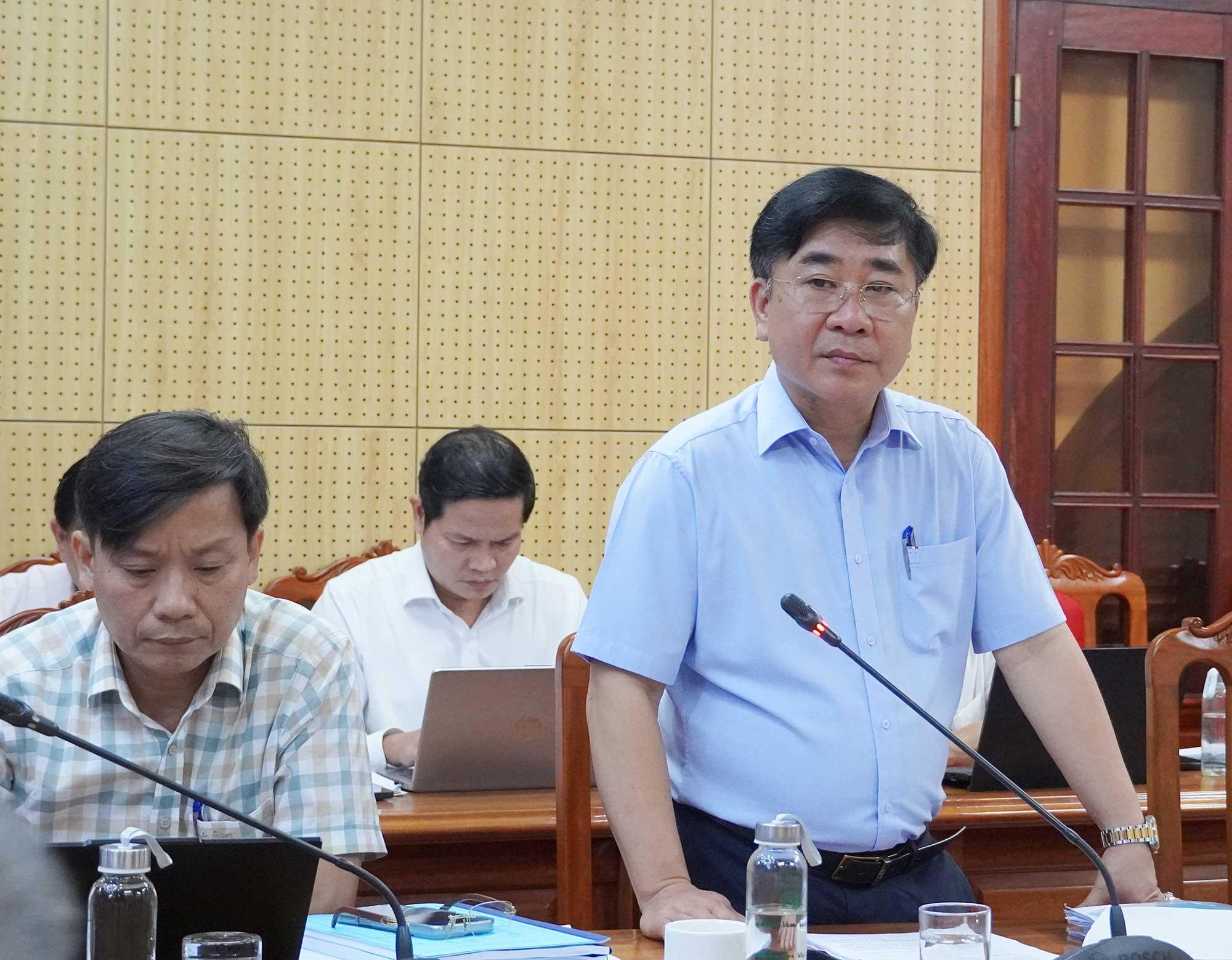 Trưởng Ban Quản l&yacute; Khu kinh tế tỉnh Quảng Trị Phạm Quang Long b&aacute;o c&aacute;o tại buổi l&agrave;m việc. Ảnh: Hồng Mến