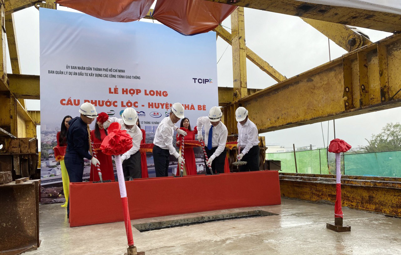 Sau khi hợp long, các nhà thầu thi công sẽ tiếp tục đẩy nhanh tiến độ thi công để Cầu Phước Lộc hoàn thành toàn bộ công trình trước Tết Nguyên Đán năm 2021. Ảnh: Lê Toàn.