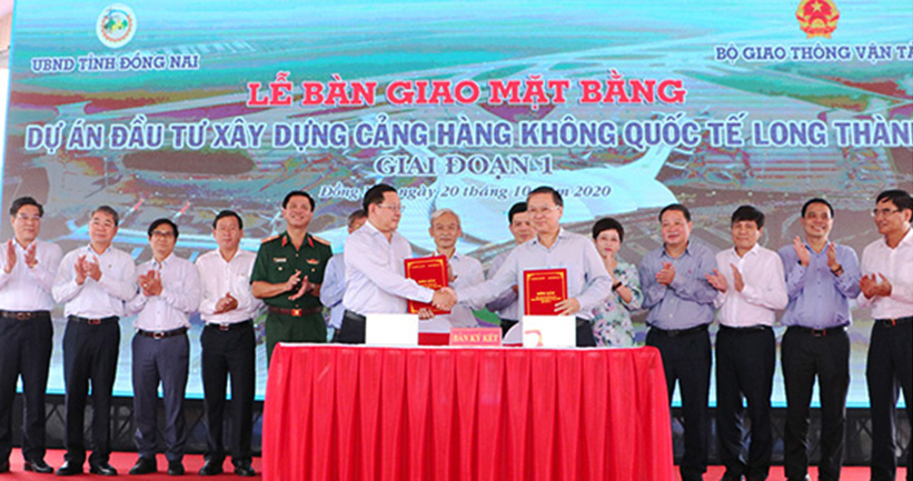 Chủ tịch UBND tỉnh Cao Tiến Dũng, Thứ trưởng Bộ GT-VT Lê Anh Tuấn và đại diện lãnh đạo các bộ, ngành trung ương và lãnh đạo tỉnh thực hiện nghi thức bàn giao mặt bằng trên thực địa