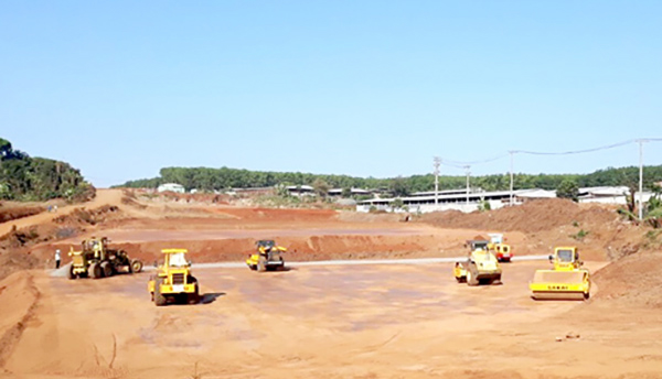 Dự án xây dựng đường cao tốc Dầu Giây - Phan Thiết đoạn qua địa bàn tỉnh đang gặp khó khăn do thiếu nguồn đất phục vụ đắp nền đường. Ảnh: Phạm Tùng