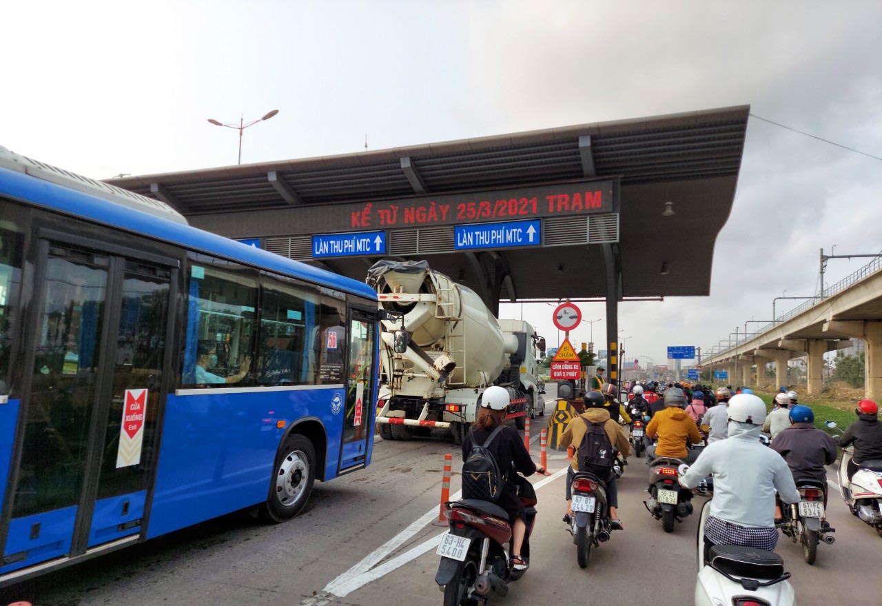 Lượng lớn phương tiện giao thông ùn ứ chờ mua xé qua Trạm thu phí BOT Xa lộ Hà Nội đầu ngày thu phí đầu tiên. 
