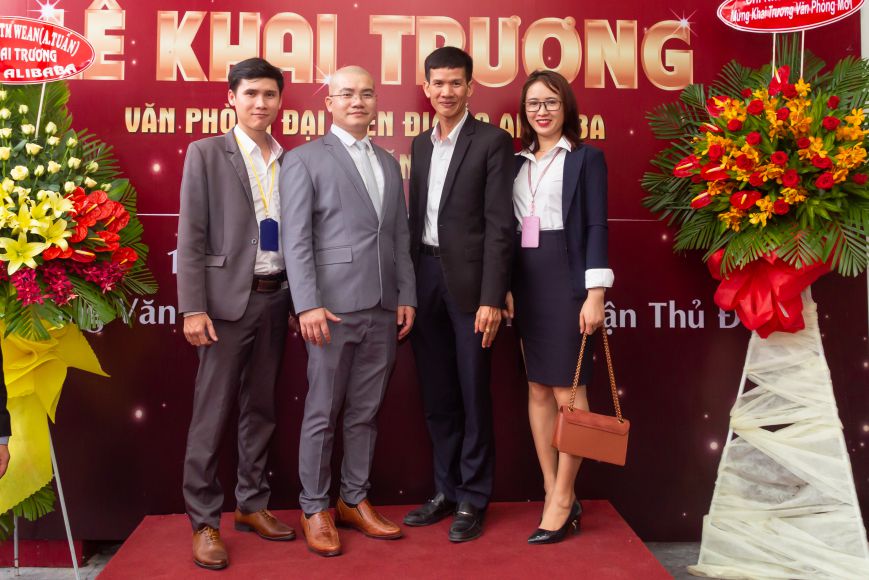 Ceo Nguyễn Thái Luyện cùng Giám đốc địa ốc Tia chớp  dự khai trương 