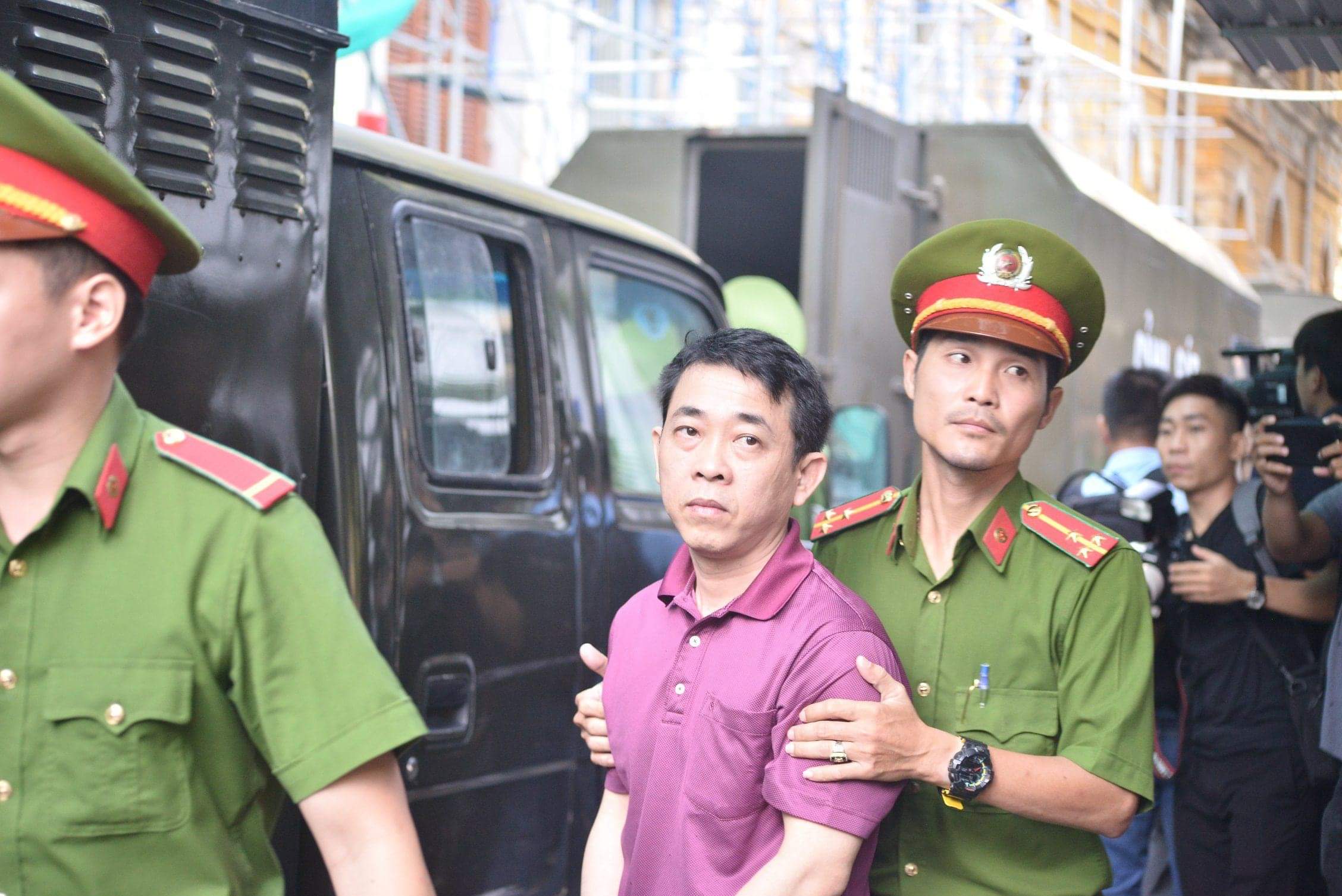 Bị cáo Nguyễn Minh Hùng được áp tải tới Tòa 