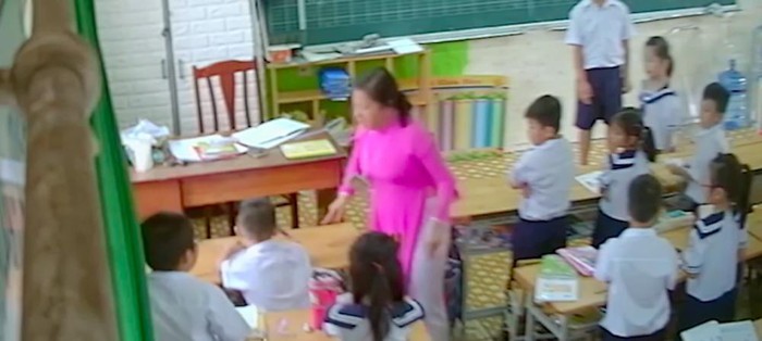 Cảnh cô giáo bạo hành trẻ trích xuất từ clip  phụ huynh ghi lại được 