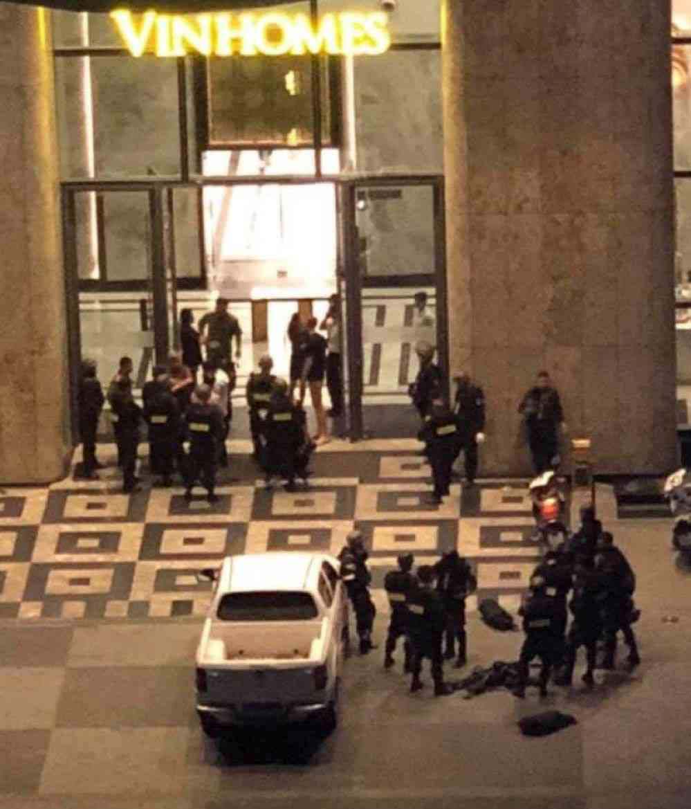 Cảnh sát vây tòa nhà (ảnh CTV)