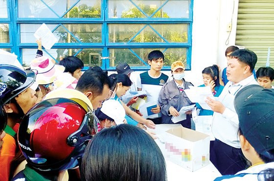 Công nhân một doanh nghiệp ở huyện Hóc Môn (TP.HCM) tập trung đòi quuyền lợi liên quan BHXH