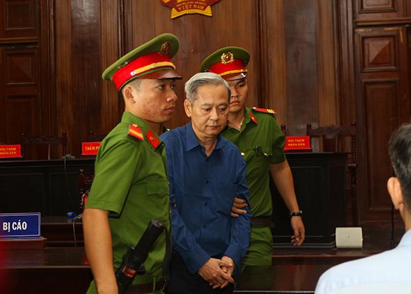 Bị cáo Nguyễn Hữu Tín, cựu Phó chủ tịch UBND TP.HCM được 2 chiến sĩ áp tải vào phòng xử án