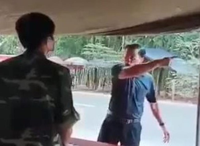 Ông Thanh Phó chủ tịch HĐND Hớn Quản không đeo khẩu trang, quát tháo tại chót kiểm dịch (ảnh cắt từ clip) 