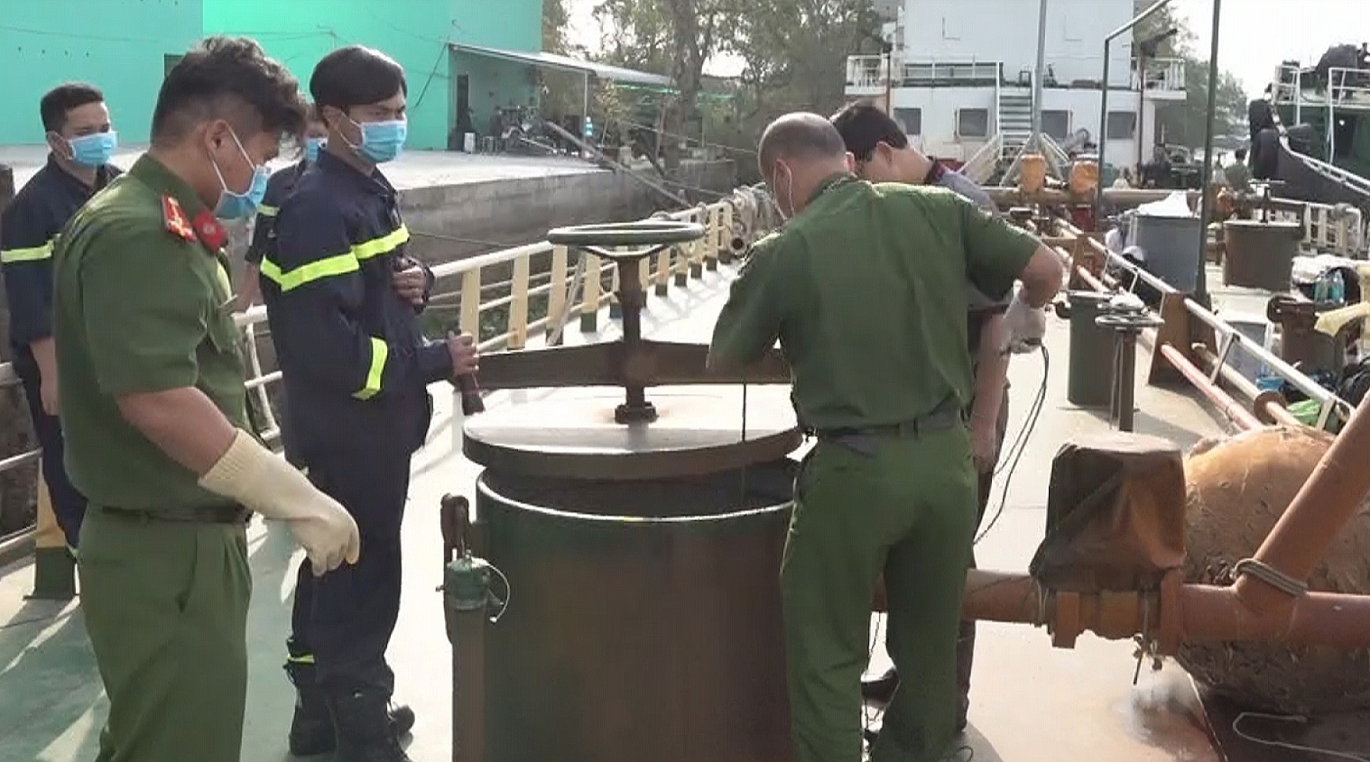Lực lượng chức năng lấy mẫu xăng dầu trên tàu của các đối tượng