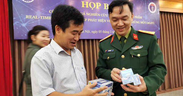 Tổng giám đốc Công ty Việt Á (ảnh trái) cùng đại diện Học viện quân y tại họp báo công bố nghiên cứu thành công kit test Covid-19