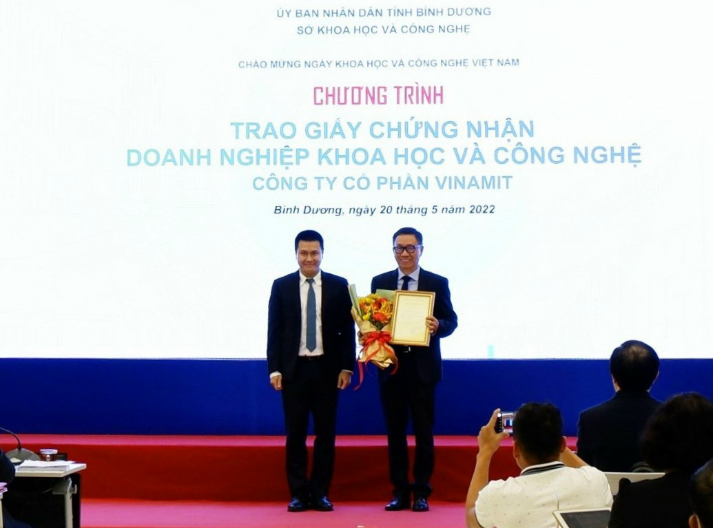 CEO Nguyễn Lâm Viên của Vinamit nhận chứng nhận doanh nghiệp Khoa học Công nghệ