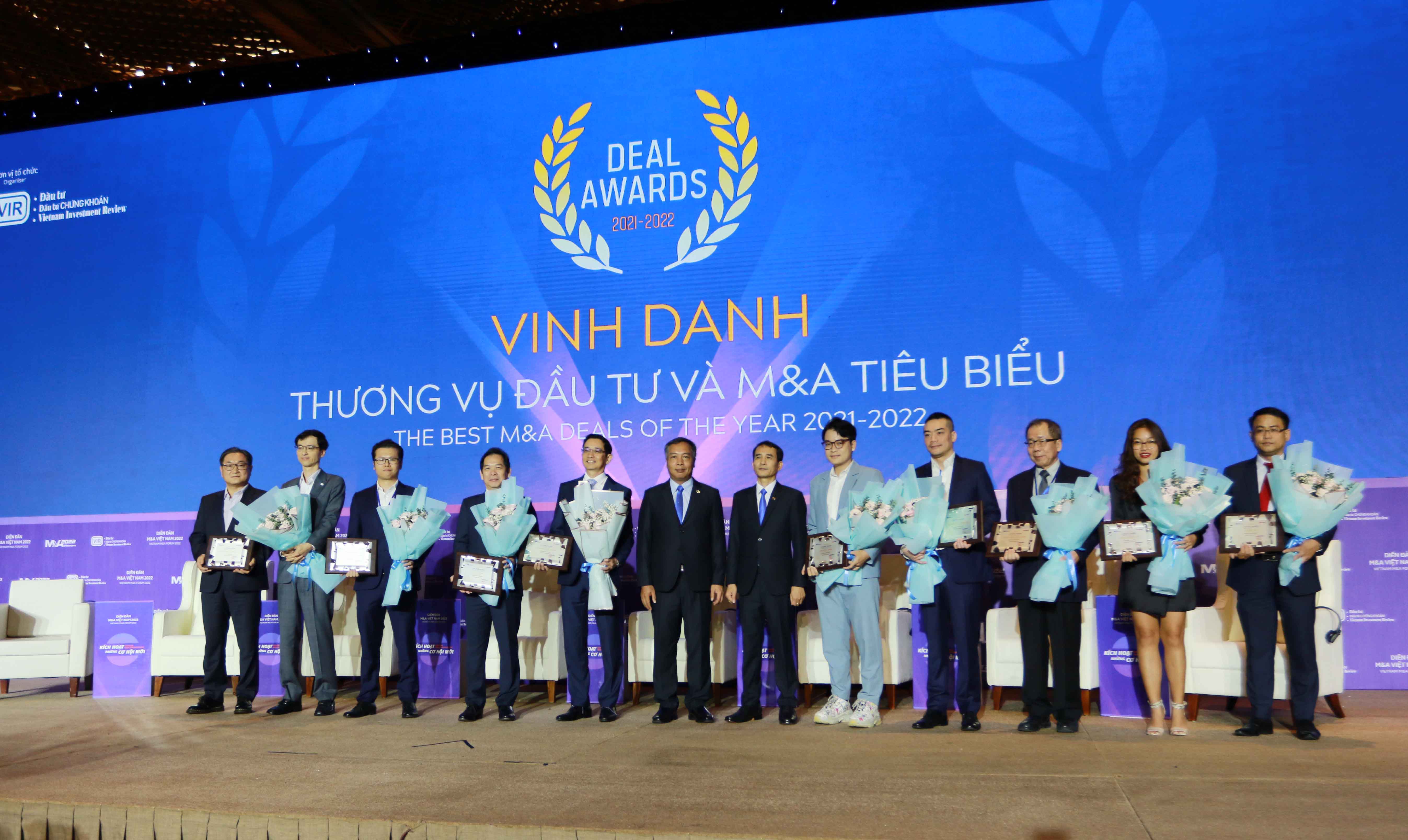 Ban tổ chức vinh danh 10 thương vụ Đầu tư & M&A tiêu biểu năm 2021- 2022