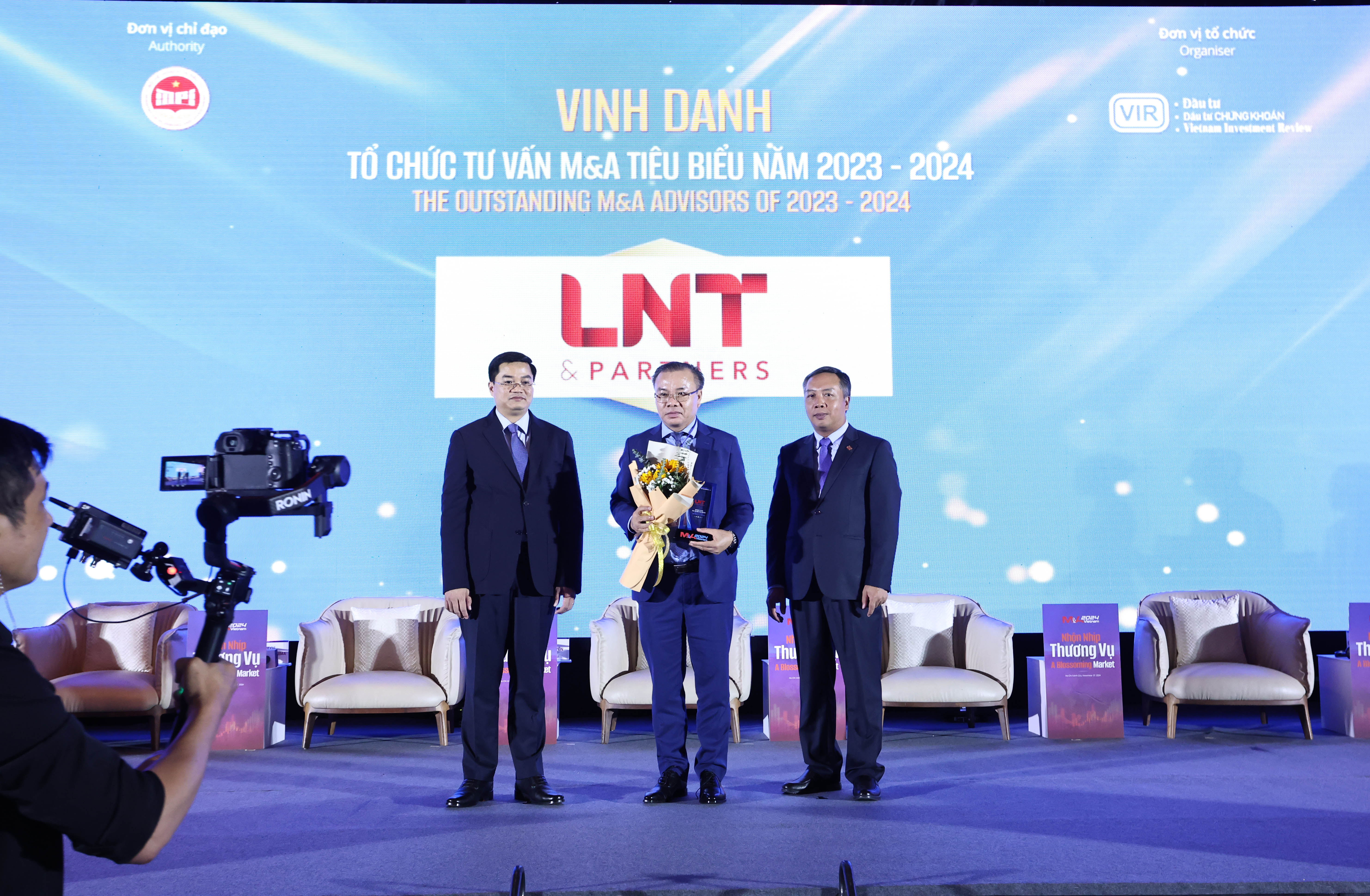 Đâị diện Công ty Luật TNHH LNT & Thành viên nhận hoa và kỷ niệm chương vinh danh tổ chức tư vấn M&A tiêu biểu 2023-2024.