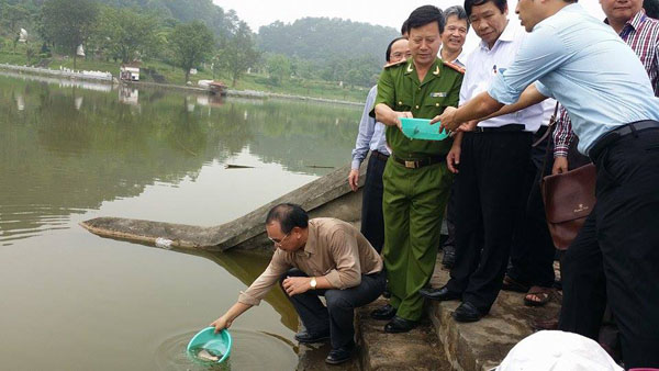 Tổng công ty MobiFone tặng thả 200kg cá chép tại Hồ Mai An Tiêm