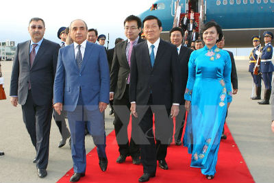 Phó Thủ tướng Azerbaijan Eyyubov Yaqub và đại diện Bộ Ngoại giao Azerbaijan đón Chủ tịch nước Trương Tấn Sang và Phu nhân tại sân bay Quốc tế Heydar Aliyev. Ảnh: Vietnam+