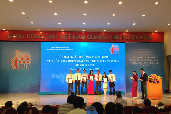 Đồng chí Lê Hồng Anh và đồng chí Đinh Thế Huynh trao giải cho các tác giả đạt giải Nhất